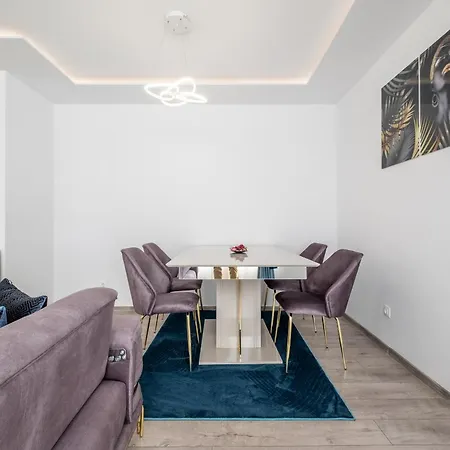 Elegant Deluxe 2 Bedroom شقة *