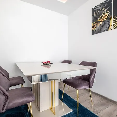 Elegant Deluxe 2 Bedroom * София